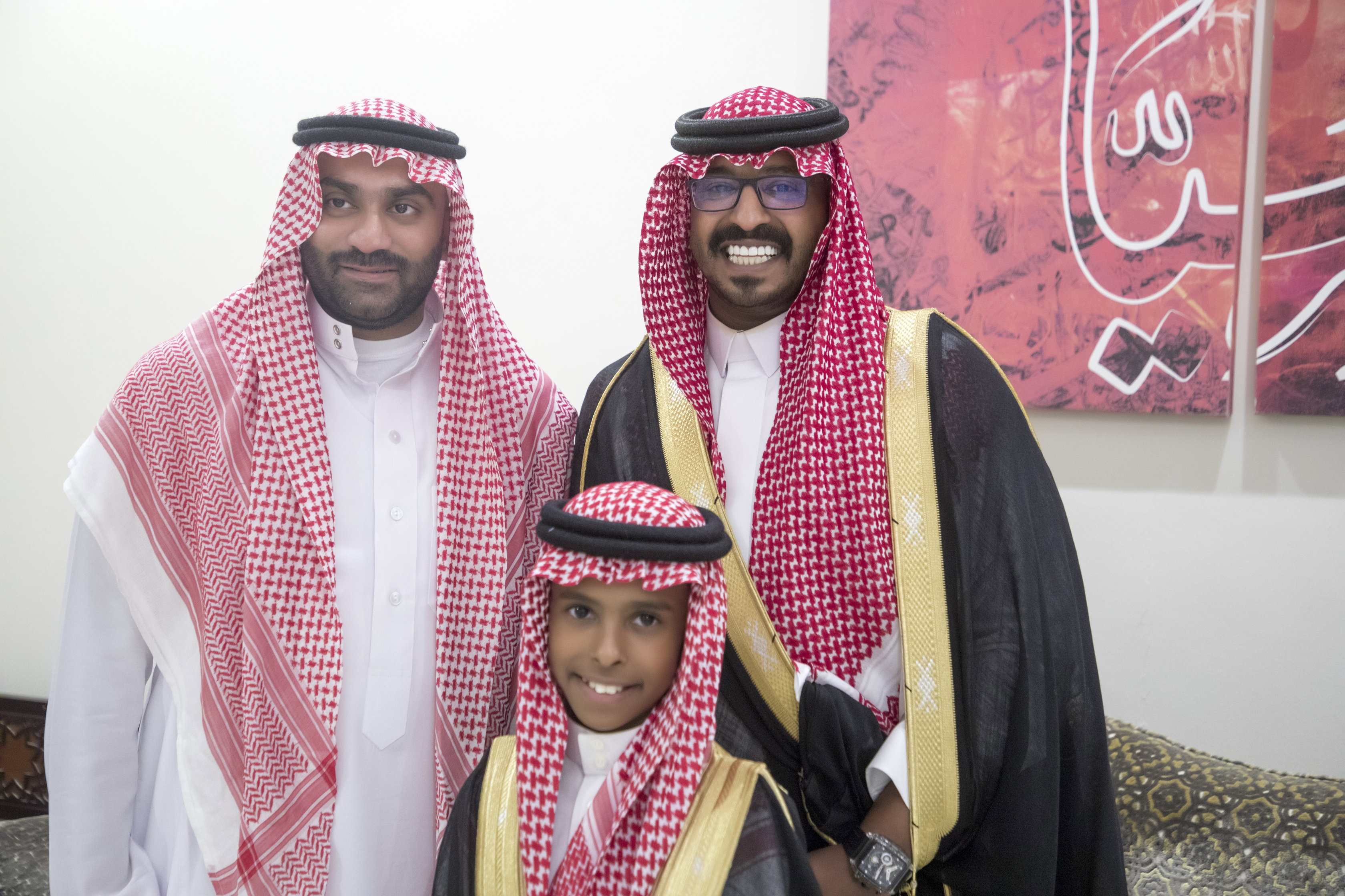 أصدقاء العريس عبدالسلام يحتلفون في زواجه 