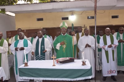 Un prêtre et un diacre réhabilités dans leurs fonctions par Monseigneur José-Bernard Likolo