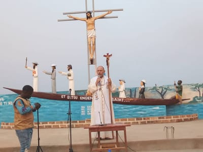 Le Diocèse de Mbaiki dans la pirogue naviguant la rivière du centenaire
