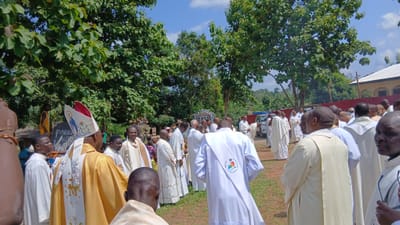 Le Cardinal Nzapalinga et son presbytérium à la cité de Bimo