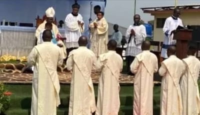 Six nouveaux prêtres de la congrégation des jésuites ordonnés par Mgr Kimbeni