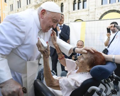 Comme François, le Pape Léon XIV se penche vers des personnes âgées