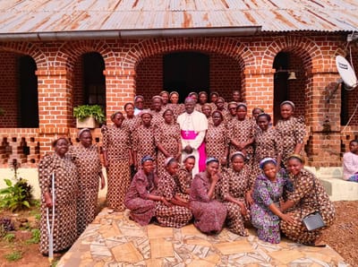 Rencontre de Mgr Mopepe avec les Sœurs Filles de Marie de Molegbe
