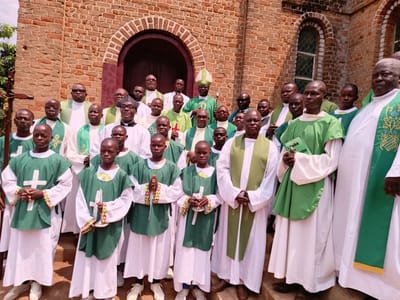 Mgr Joseph Mopepe à la paroisse Sainte Marie de Bobitio