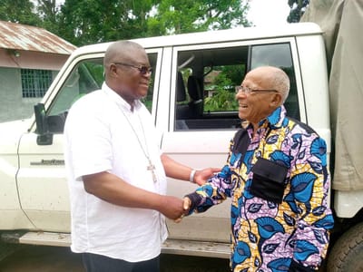 Visite de reconnaissance du Pasteur Harrel à Mgr José Moko, évêque d'Idiofa