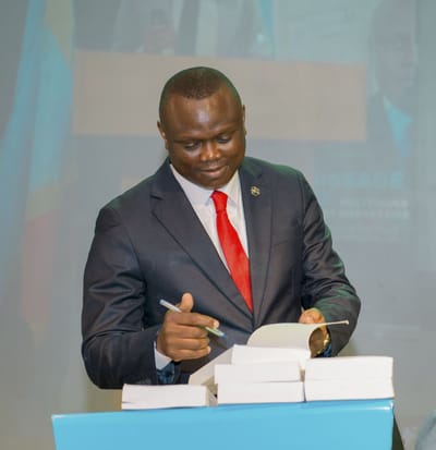 Économie en RDC : Le Pr Moto Kosarade vernit son livre à l’UCC