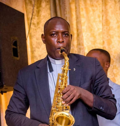 L’Abbé Cola : Un demi-siècle d'âge et une vie en musique