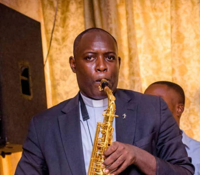 L’Abbé Cola : Un demi-siècle d'âge et une vie en musique