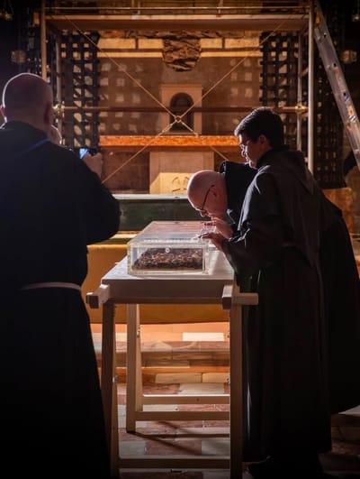 Assise : le corps de Saint François exposé pour le huitième centenaireAssise : exposition historique de Saint François