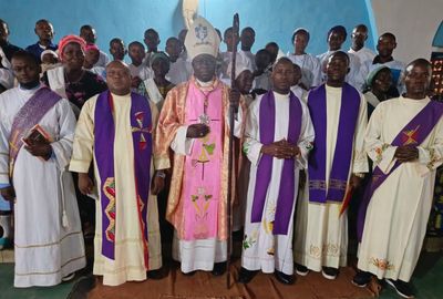 Ferveur à Molegbe : Mgr Joseph Mopepe confirme 900 fidèles à Wapinda