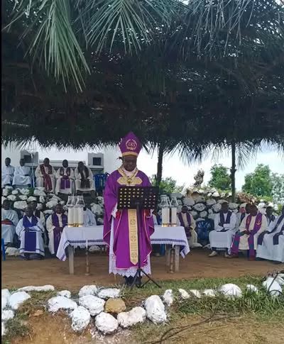 Kisantu : Mgr Kimbeni préside l'exaltation du Carême au pied du Calvaire