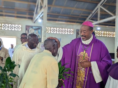 Obala : Mgr Bayemi à la paroisse Sainte Marie Mère de Dieu