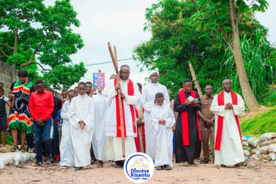 Kisantu : Mgr Kimbeni, un évêque de terrain pour une Pâques de proximité