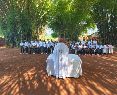 Mbaïki : Mgr Jesus confirme 30 séminaristes au Sacré-Cœur