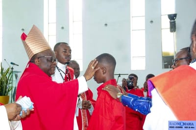 Goma : Mgr Willy Ngumbi confirme 264 jeunes et dénonce les loges