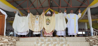 Uvira : ordinations de prêtres et 40 ans de sacerdoce de Mgr Muyengo