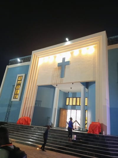 Mbujimayi fête 30 ans de l'abbé Blaise K. et la dédicace d'une église