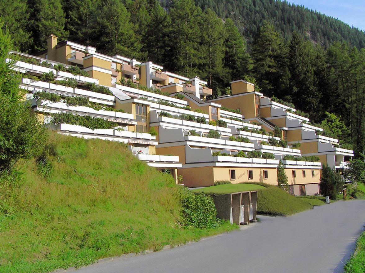 Lärchenwald 1708 - Appartement 3 pièces (85m2), 7ème étage : salon/salle à manger avec TV, vidéo, radio, WiFi gratuit, cuisine moderne séparée avec lave-vaisselle, micro-ondes, machine à café à capsules, etc., 1 chambre à coucher double, 1 chambre à coucher avec 2 lits superposés, salle de bain, WC séparé, balcon avec vue panoramique. Garage à louer dans l'immeuble. Arrêt de bus local "Ring-Jet" directement devant la maison. A proximité immédiate : Paradis des randonneurs et des cyclistes, centre du village, bains thermaux, restaurants, shopping, station de vallée des téléphériques de Torrent.