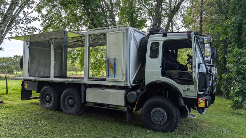 Un ancien camion du Dakar