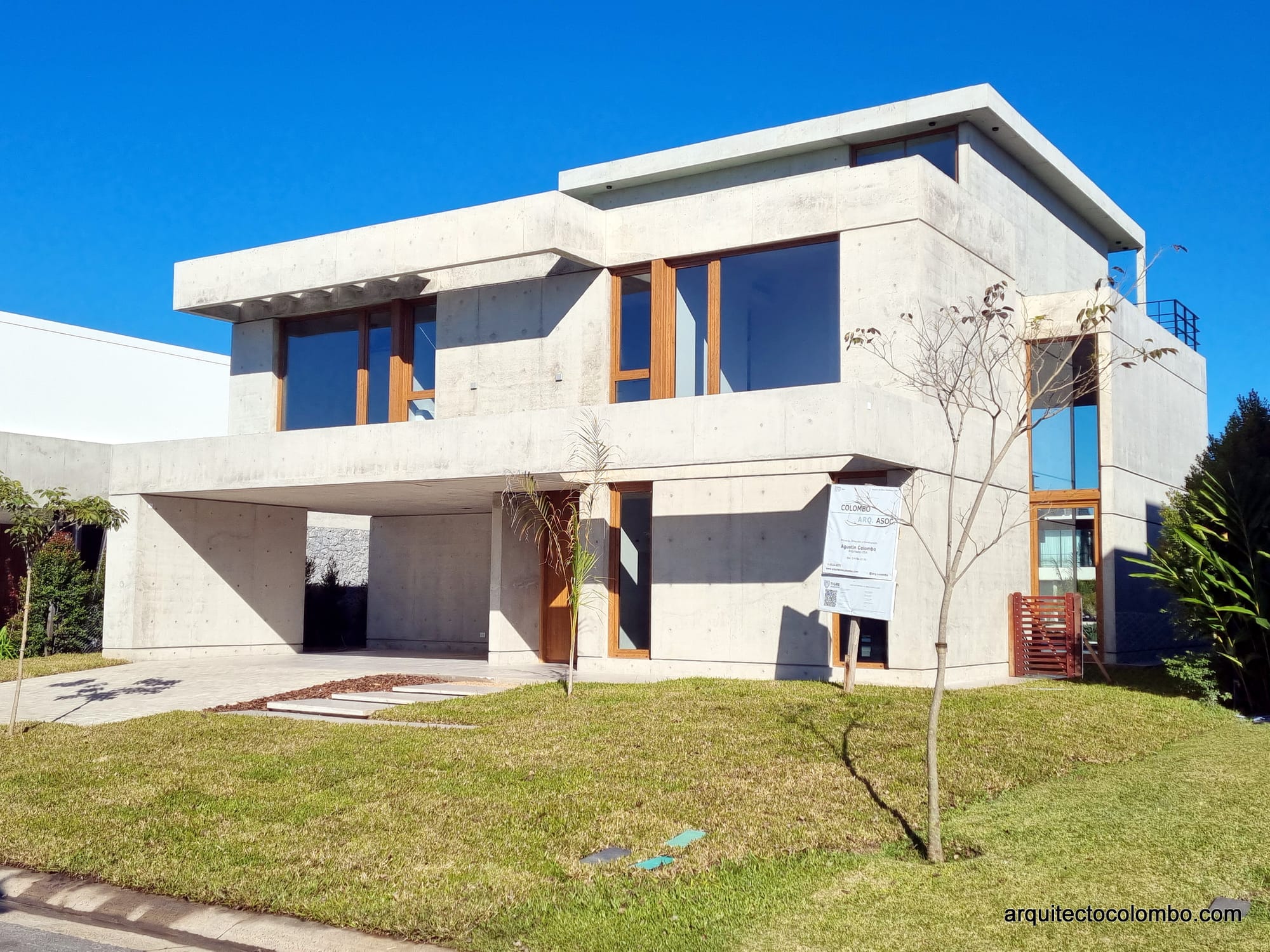 "Una casa que mira, respira y se refleja"