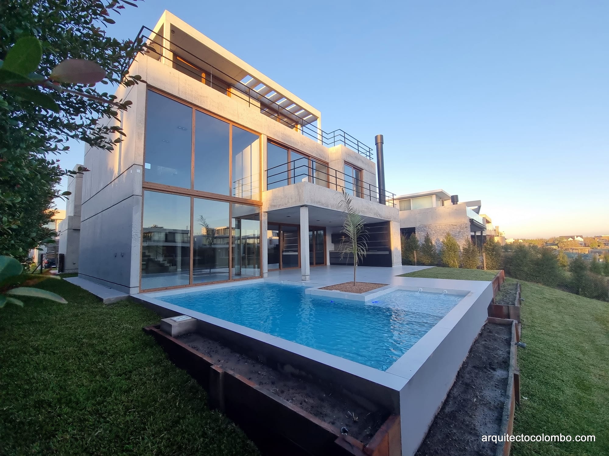 "Una casa que mira, respira y se refleja"