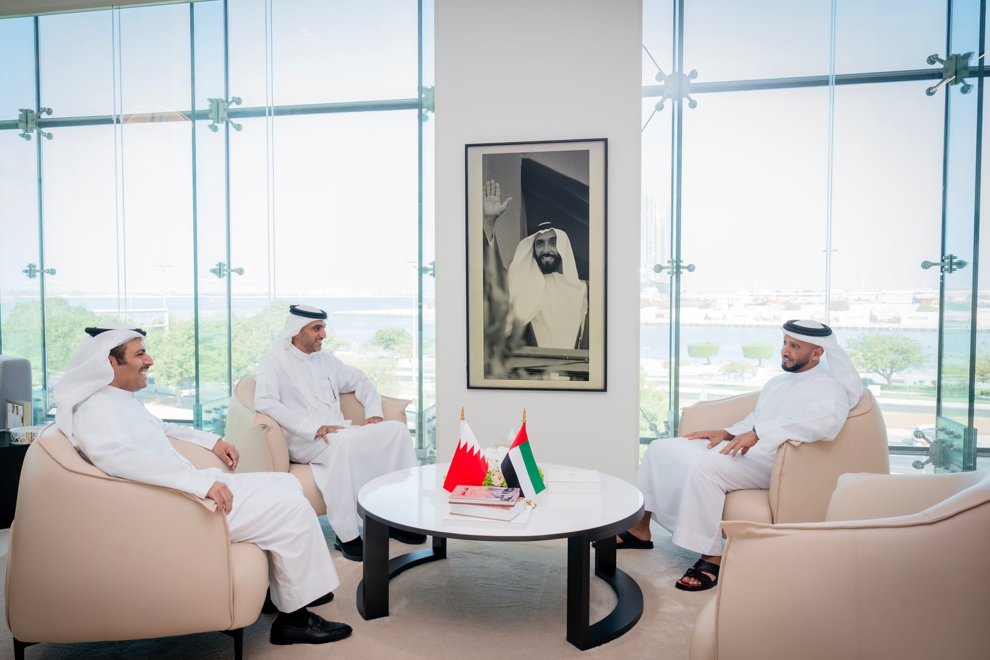 Cabinet Affairs Minister, Information Minister meet Chairman of UAE National Media Office