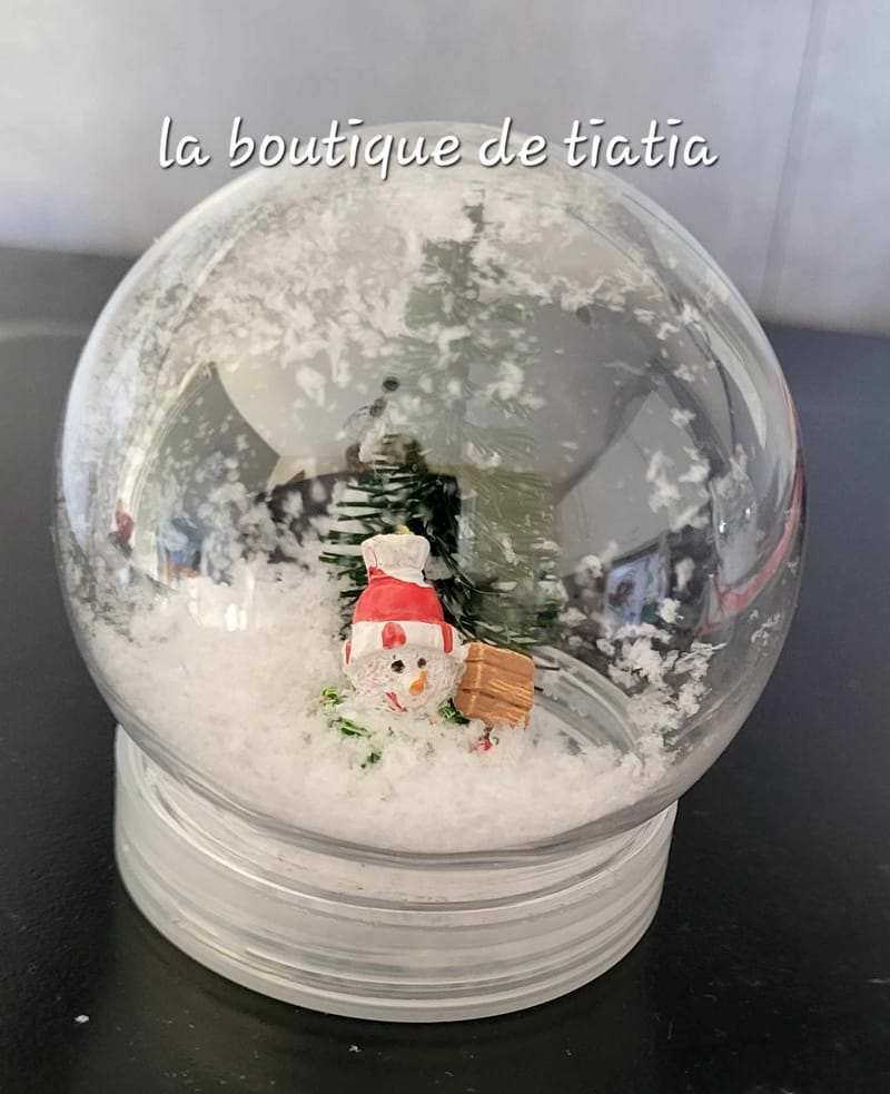 Boule à Neige Noël Train & Père Noël – Décoration Cristal 9,5 × 8,7 Cm – Ornement Festif Original 2024