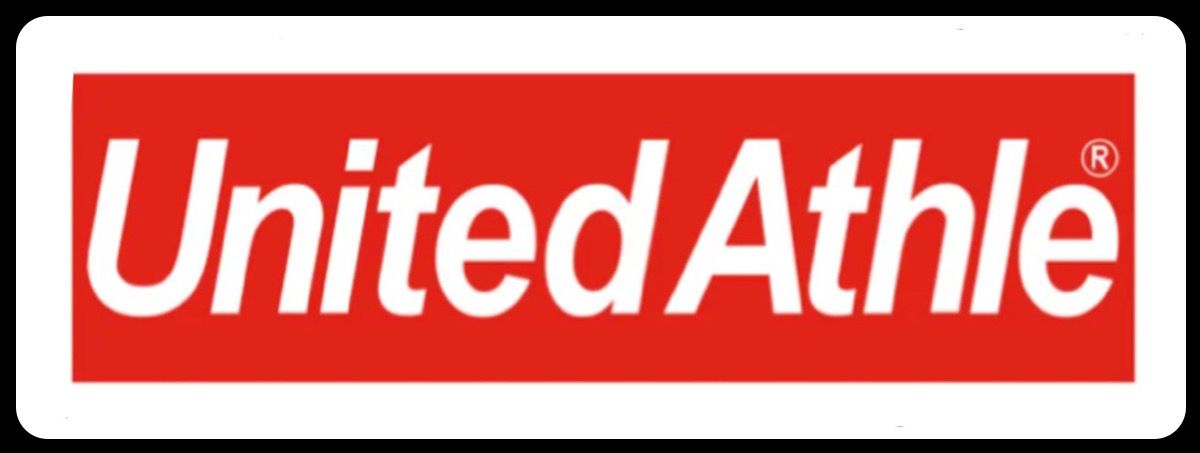 赤色の背景に白い文字で「United Athle」と書かれたロゴ。スポーツウェアやカジュアルウェアのブランドです。高品質な製品を提供しています。