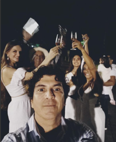 Estilistas Frank Prado e Klician Meery com turma animada festejam 2022