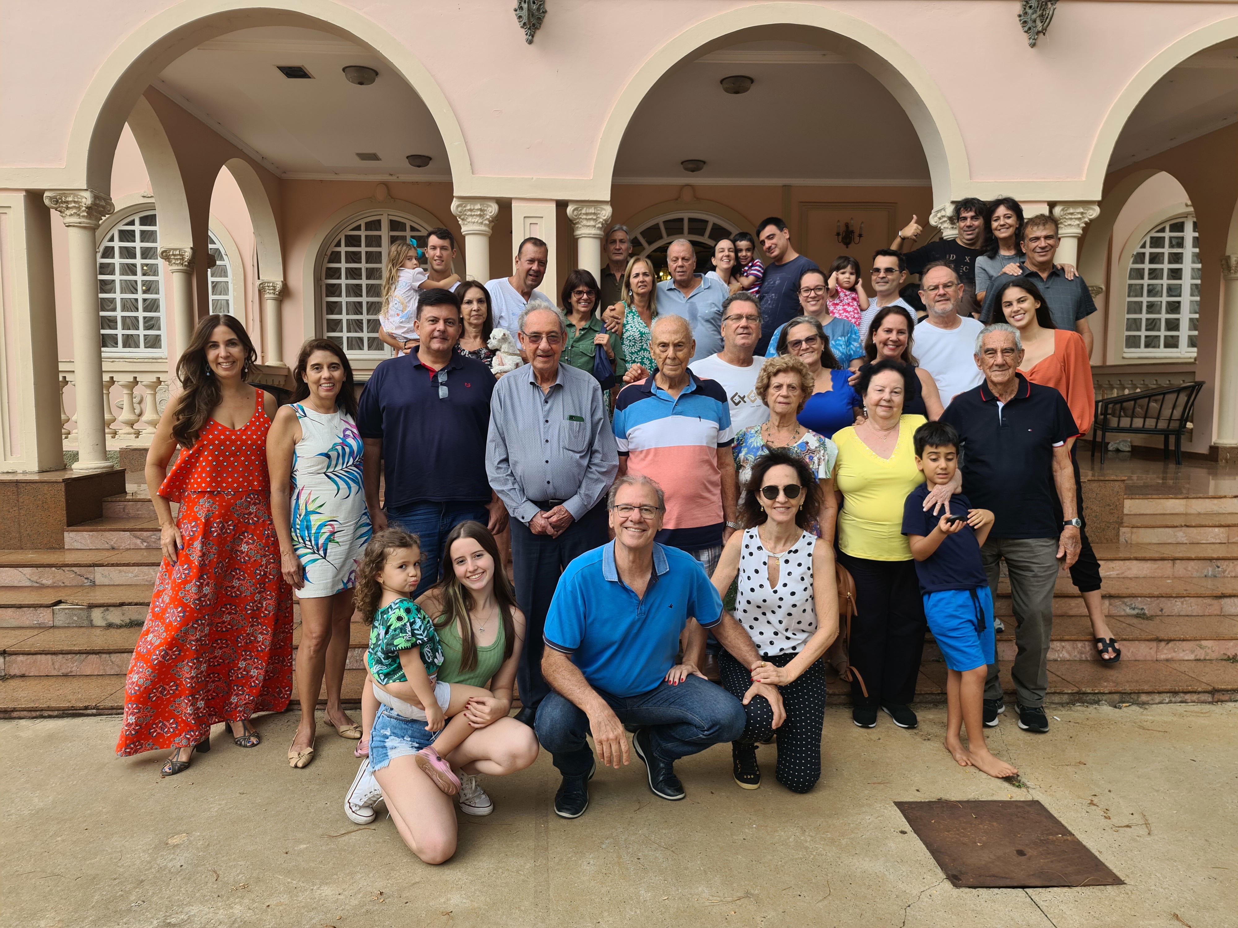 Gilberto de Andrade Rezende e seus irmãos Paulo, Maria Helena, Ana Beatriz, Raul Sérgio e Letícia reuniram suas famílias em dois dias de animada festa na Casa do Folclore para celebrar o Natal.