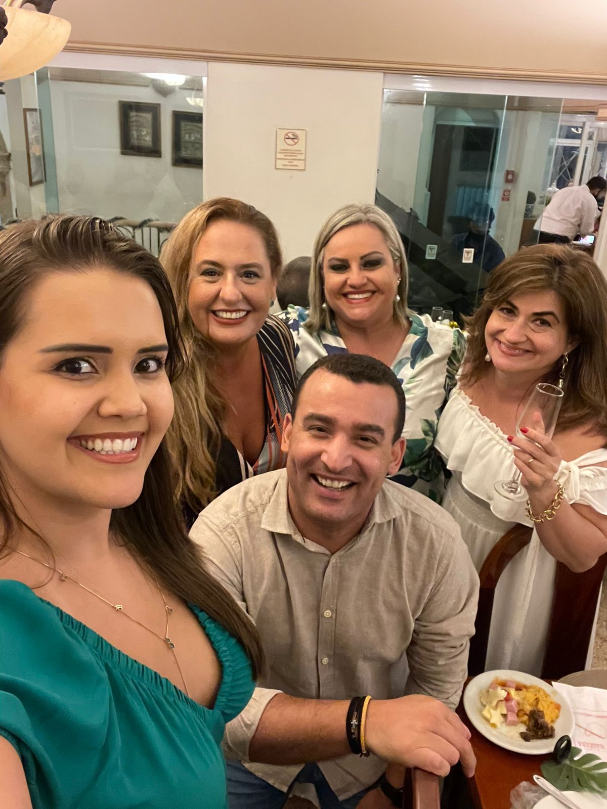 FOTO 03 – No requintado Reveillon dos Hotéis Tamareiras, a gestora Bia Tahan com sua filha Júlia Tahan receberam os amigos Alexandre Cury, Mariângela Destro e Thais Curi (festejada aniversariante de ontem).  