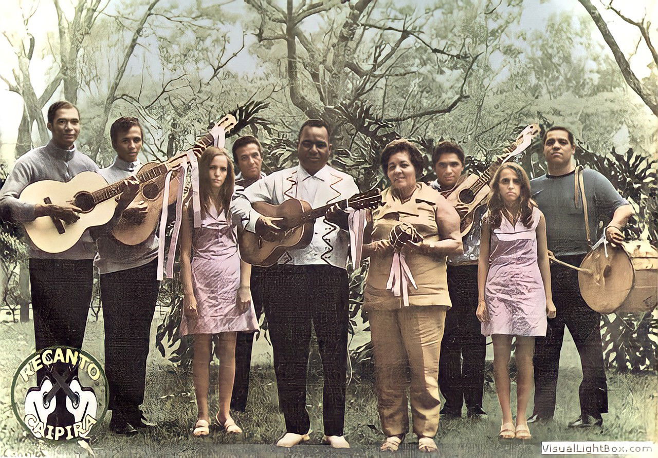 FOTO 11 – Com muita fé e devoção, Folias de Reis de Uberaba saem às ruas e retomam às celebrações presenciais. Foto histórica – uma homenagem aos saudosos Toninho, Marieta, o filho Edinho e família.