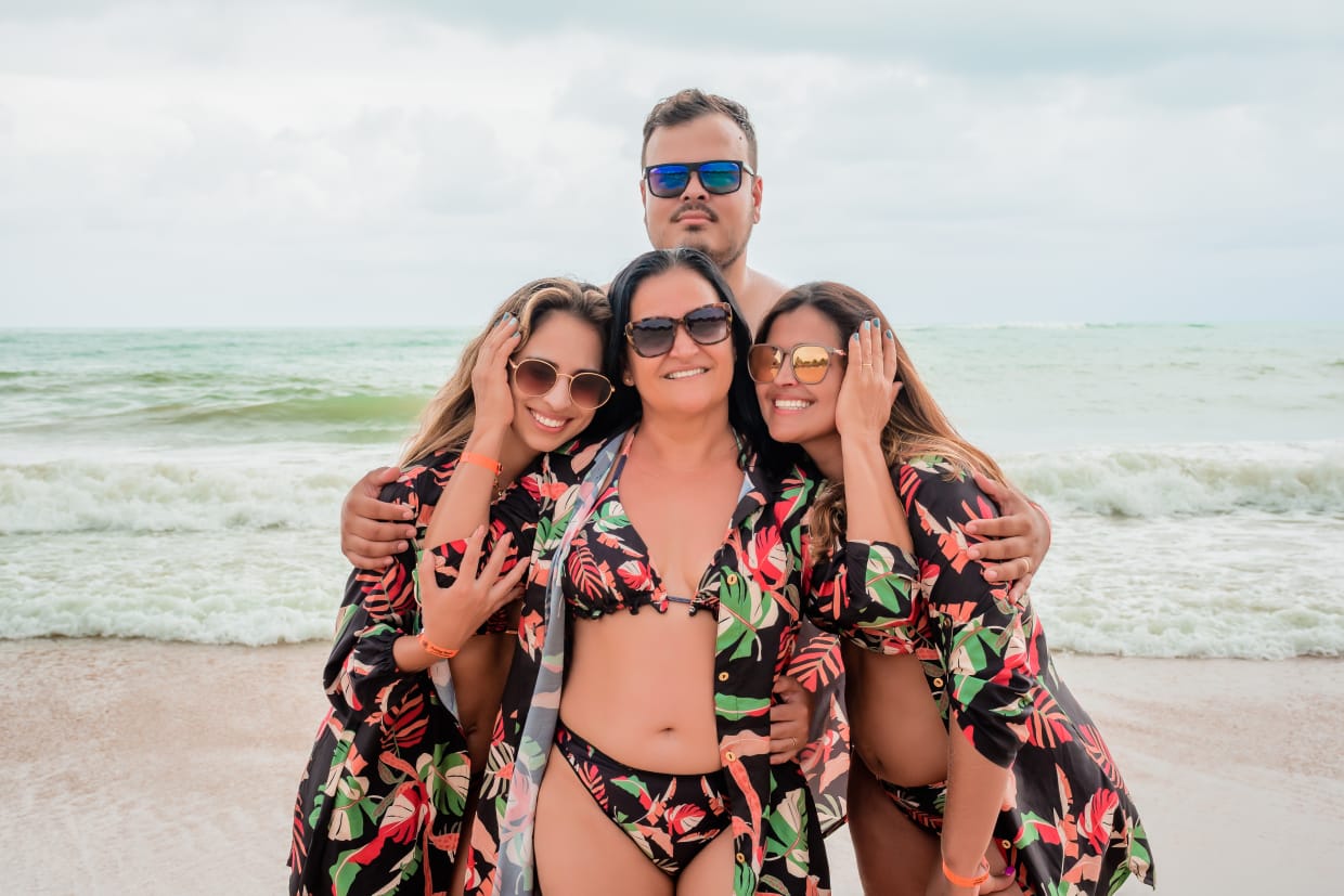 A empresária Jordânia Costa em momento férias na praia, com a mãe Elizabeth Silva e os irmãos Luander Conrado Silva Costa e Emanoelle Silva Costa. Todos em looks da mesma estampa, by Aldeia do Mar. Lindos! 