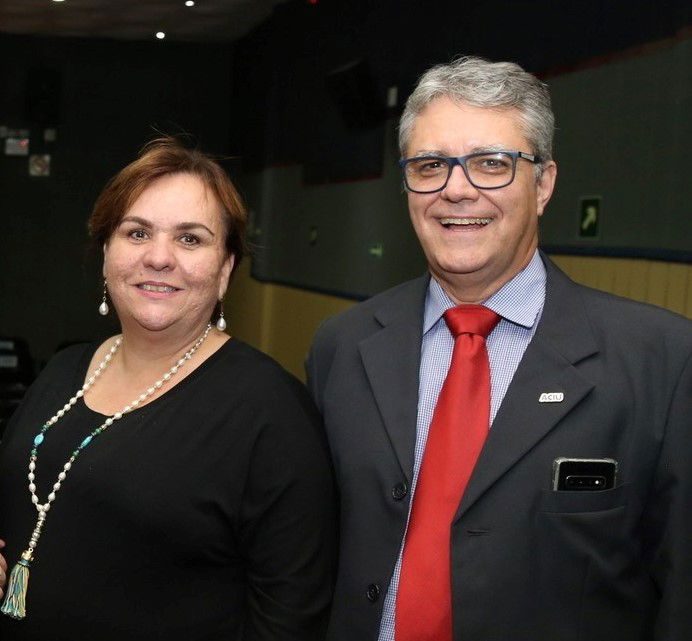 Quem sopra velinhas pelo aniversário hoje é a carismática Valéria Rodrigues de Oliveira e recebe homenagens de familiares, amigos e do esposo Manoel Rodrigues Neto.  