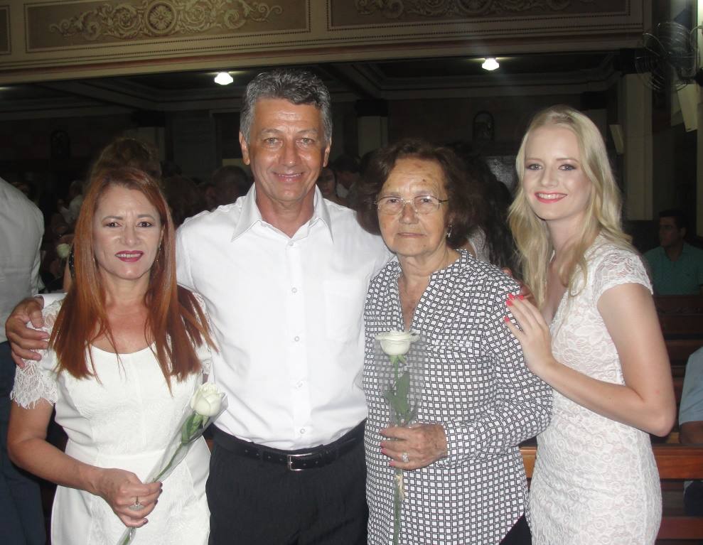 Parabéns ao Magno Dutra, aniversariante de terça-feira (25) na foto com a esposa Joana D’Arc, a mãe Divina e a filha Gabrielle.