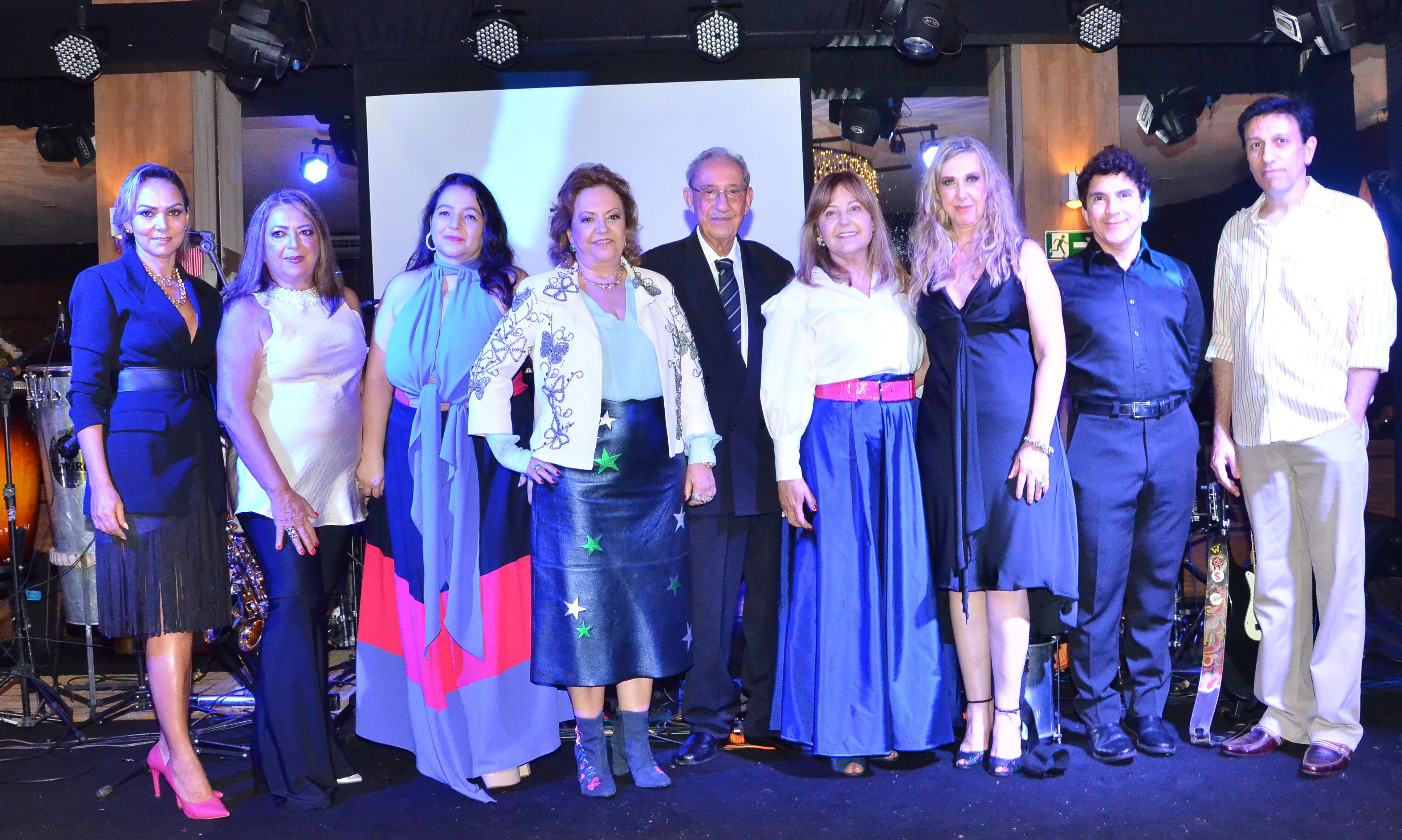 Esta colunista com representantes da equipe de colunistas e colaboradores da revista Mulheres: Nilce Freitas, Cristina De Vito, Paula Salge, Ilcea Borba Marquez, Gilberto Rezende, Liana Marzinotto, Frank Prado e Ricardo Almeida.