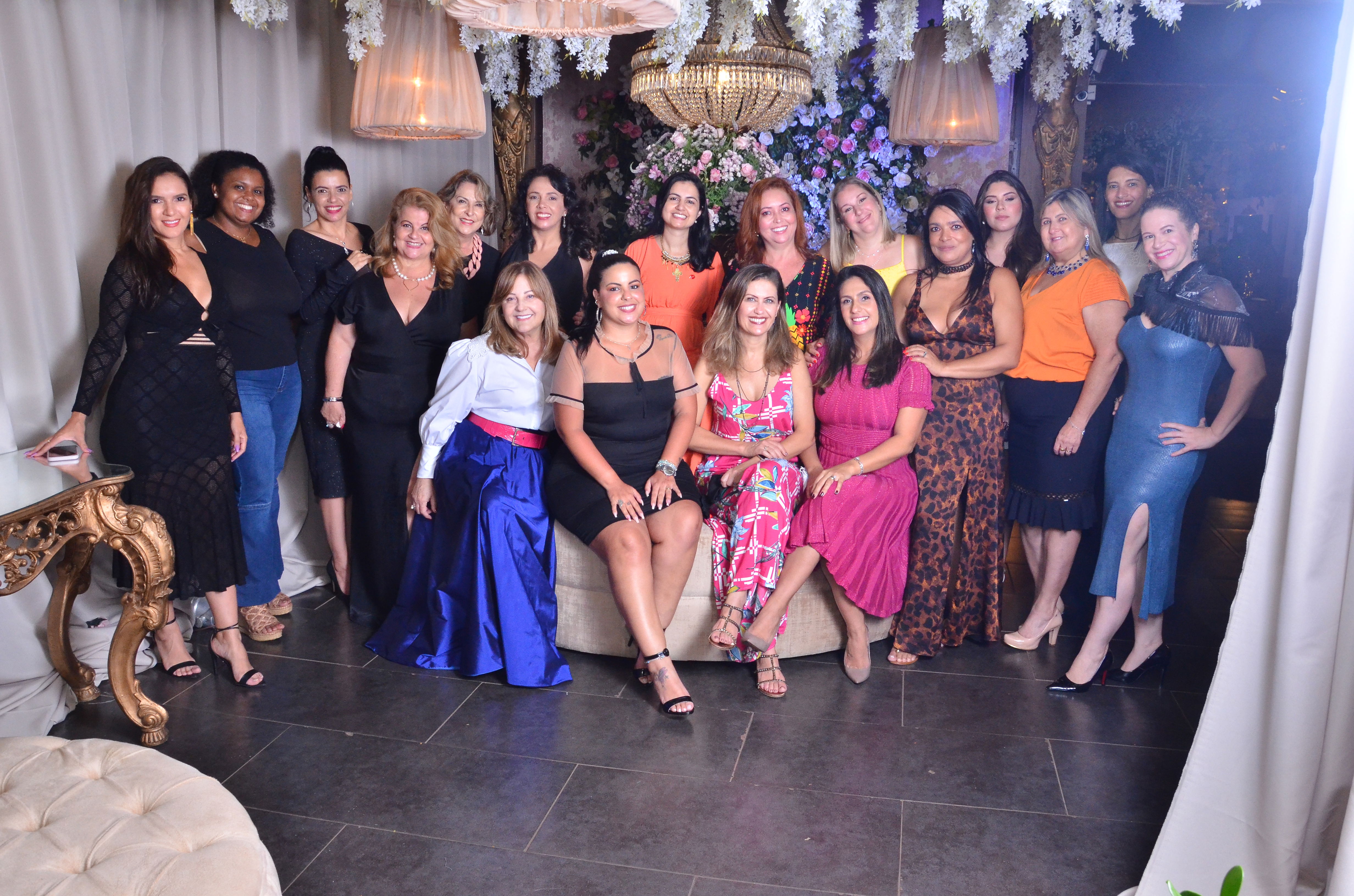 As representantes do MULE – Mulheres empreendedoras no lançamento da revista Mulheres: Natalia Soares, Nadine Moura, Fabíolla Barros, Edna Fernandes, Elaine Duarte, esta colunista, Vanderluce Marinho, Mara Fernandes, Simone Rocha, Marise Romano, Luciana, Valeska Ávila, Cris Assunção, Neidemar Rodovalho com as convidadas Bárbara Riccioppo, Isadora Riccioppo e Lisandra Abreu – secretária adjunta da Fazenda - PMU.