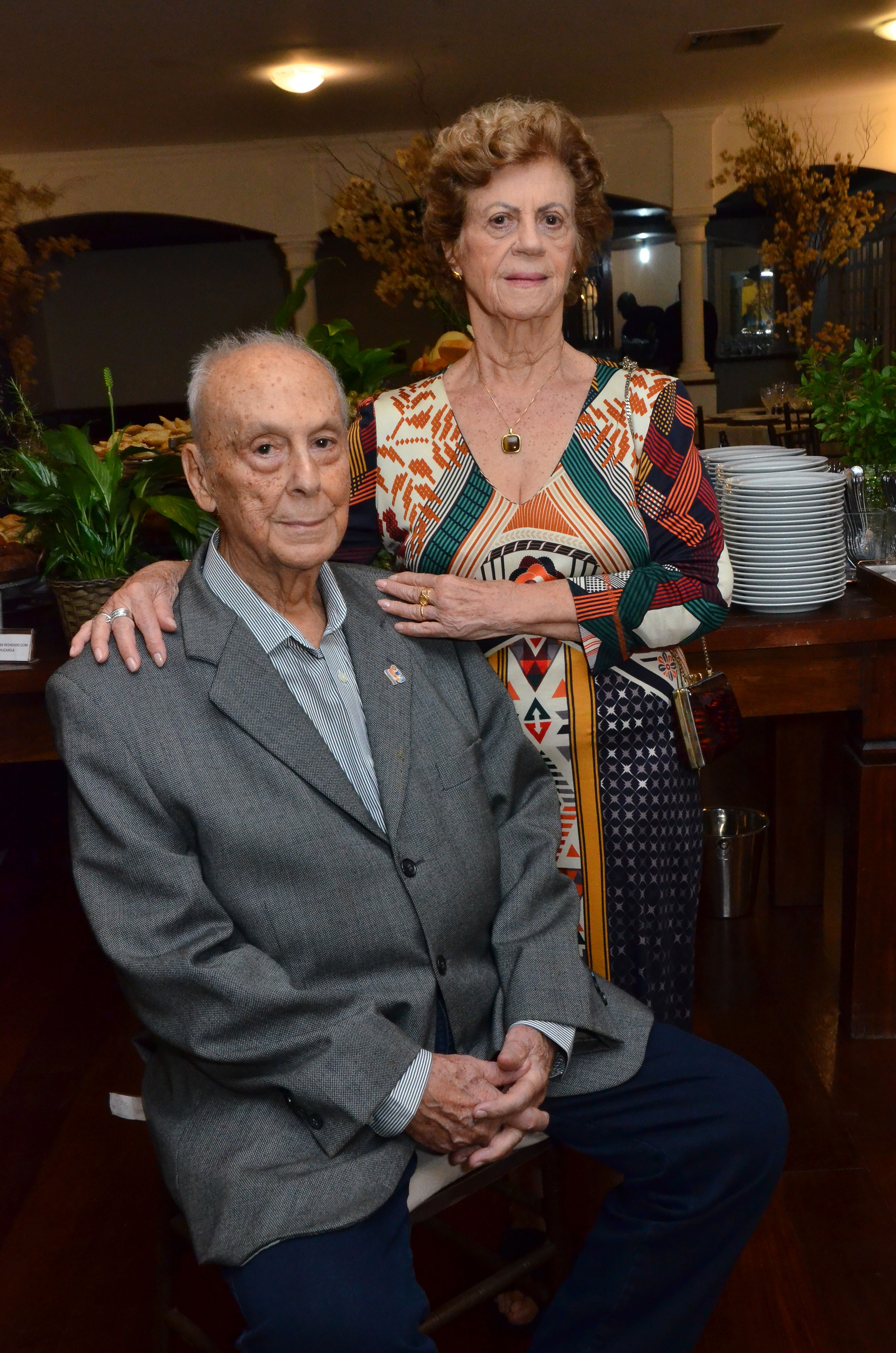 O festejado aniversariante de sábado (5), Paulo Andrade Rezende e a esposa Leda Rezende. Foto Leilton.