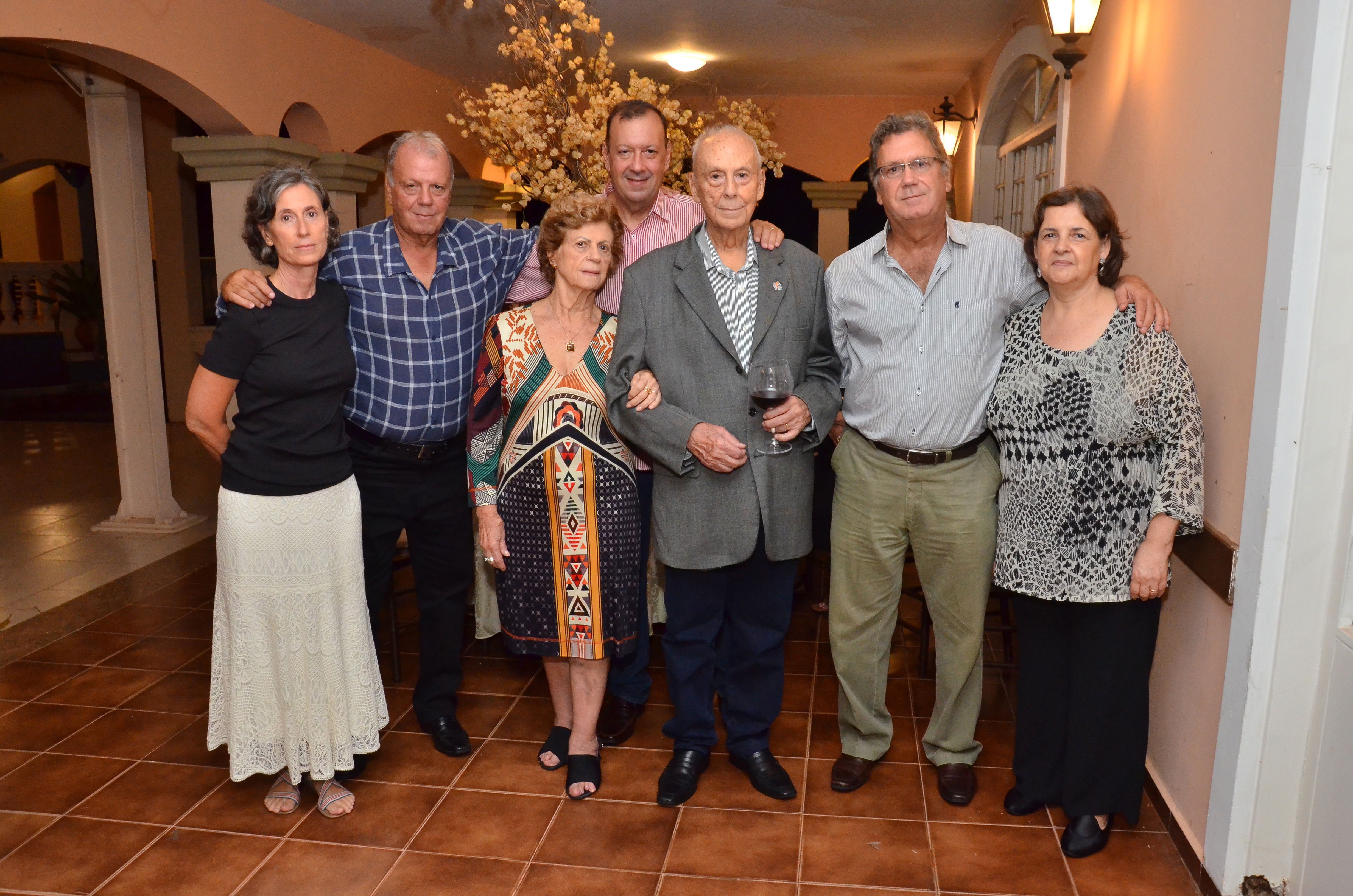 Brindando à vida, o aniversariante Paulo Rezende com a esposa Leda e os filhos: Ana Maria, Luís Roberto, Flávio, Virgílio e Cristina. Foto Leilton