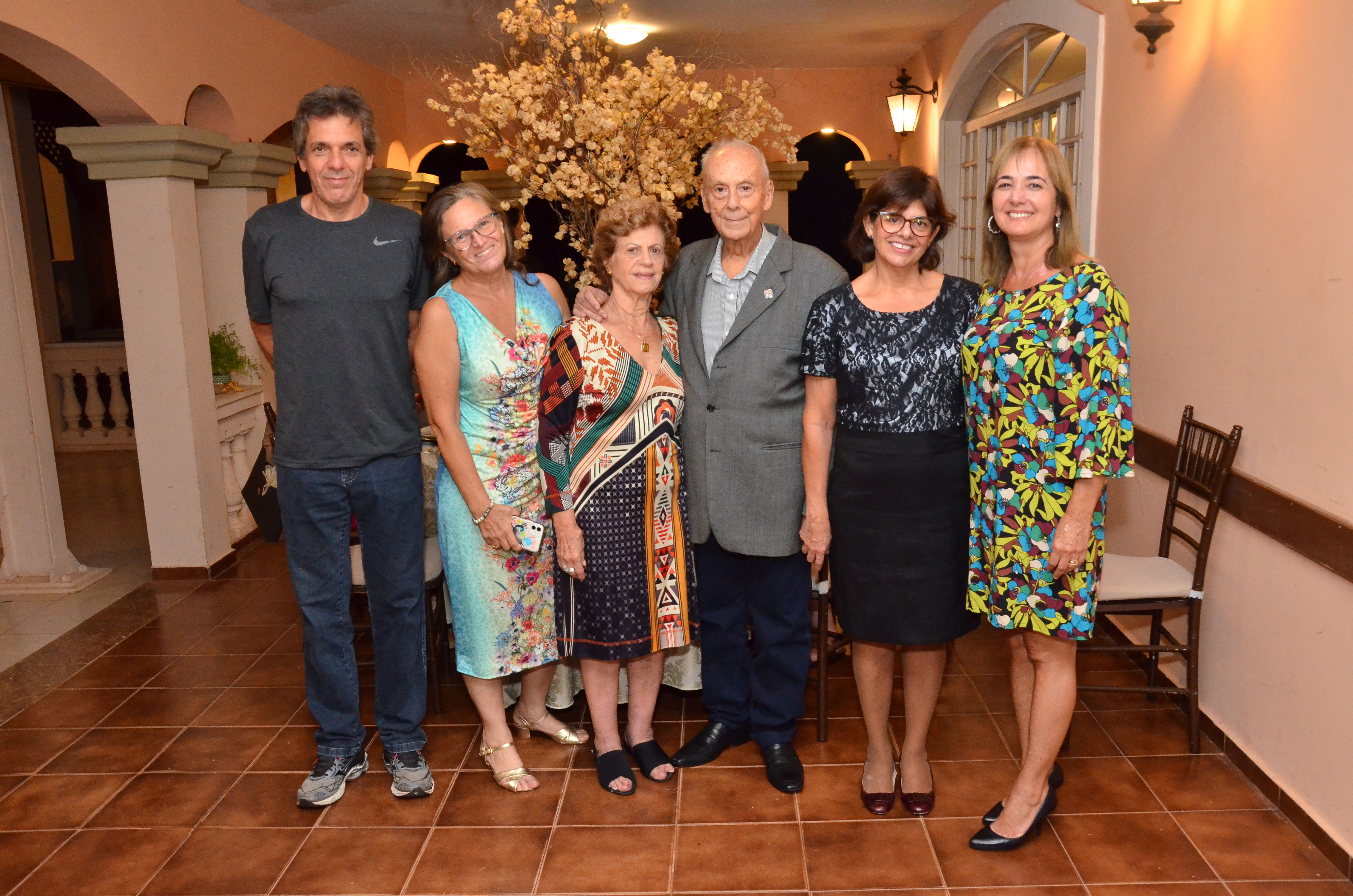 O aniversariante Paulo Rezende com a esposa Leda, o genro Élcio Martins e as noras Sulamita, Elisa e Gema. Foto Leilton