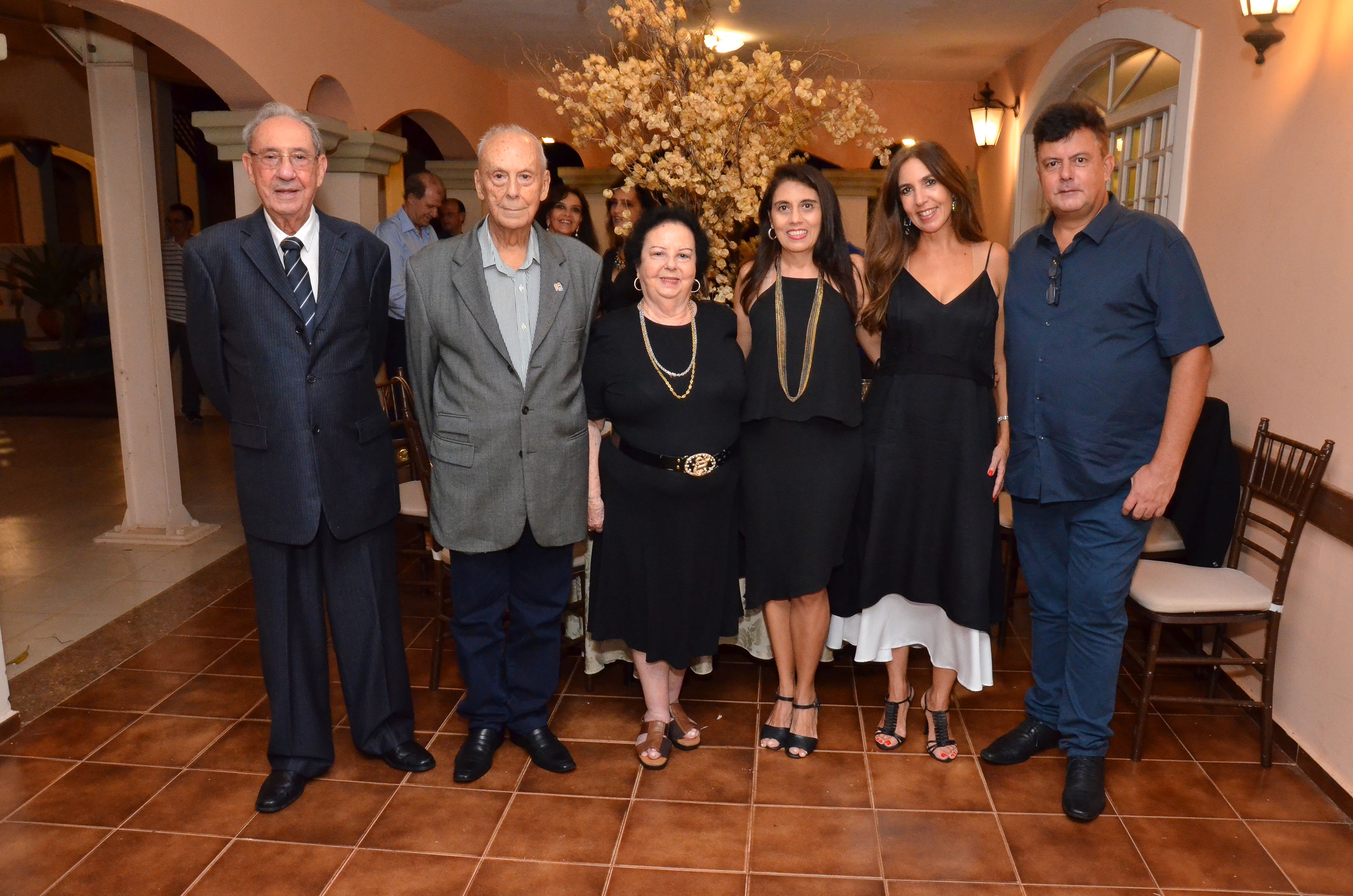 Na festa de sábado (05), Paulo Rezende, o grande homenageado da noite, ladeado pelos irmãos: Gilberto Rezende (aniversariante de ontem), Maria Helena Rezende, Ana Beatriz Rezende, Letícia Rezende e Raul Sérgio Rezende. Foto Leilton.