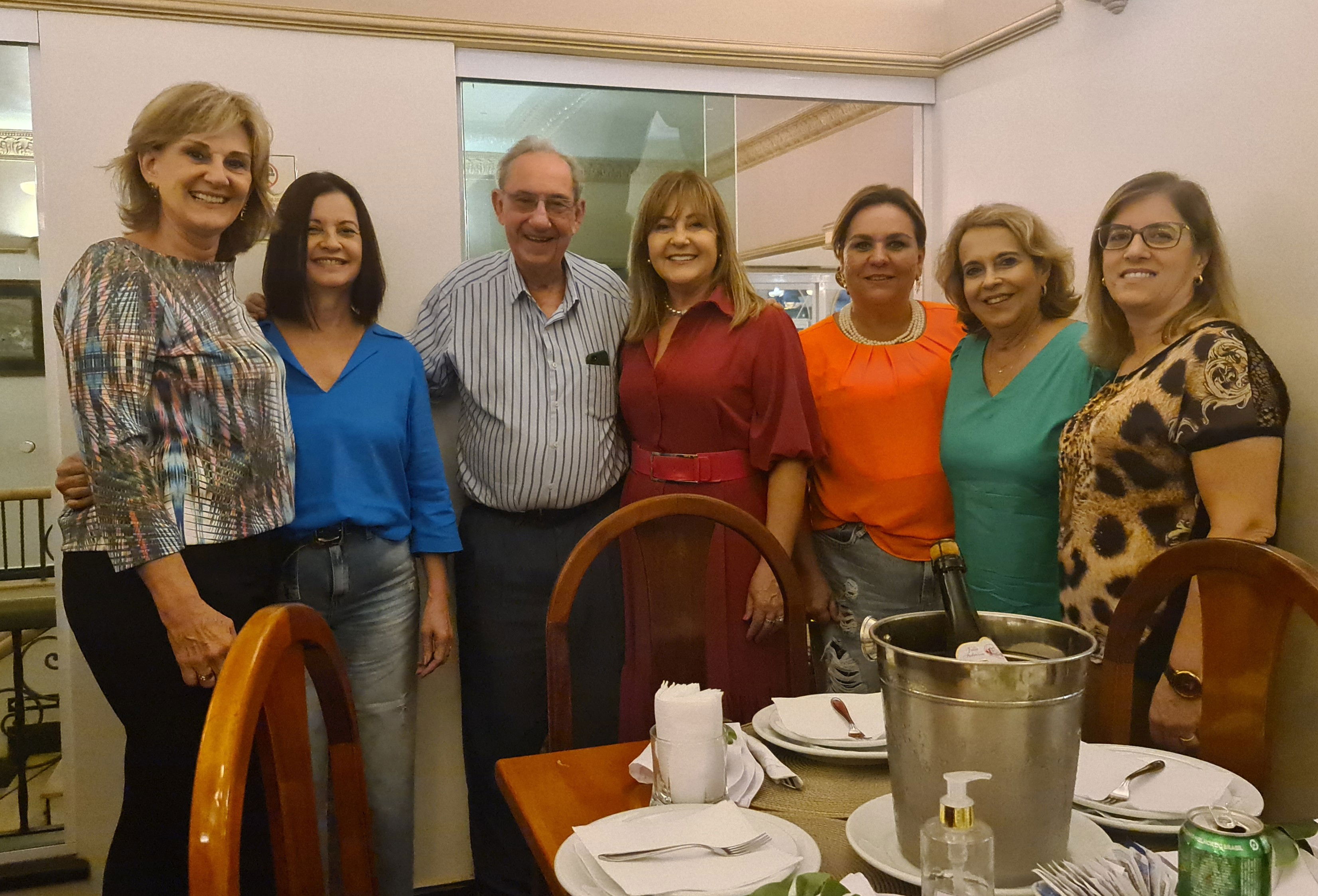 No encontro dos amigos da segunda-feira, no restaurante Tamareiras:  Maria Célia Cicci Resende, Tina Peixoto, o aniversariante da semana - Gilberto Rezende, esta colunista, Valéria Rodrigues de Oliveira, Denise Moratelli e Vânia Cunha.