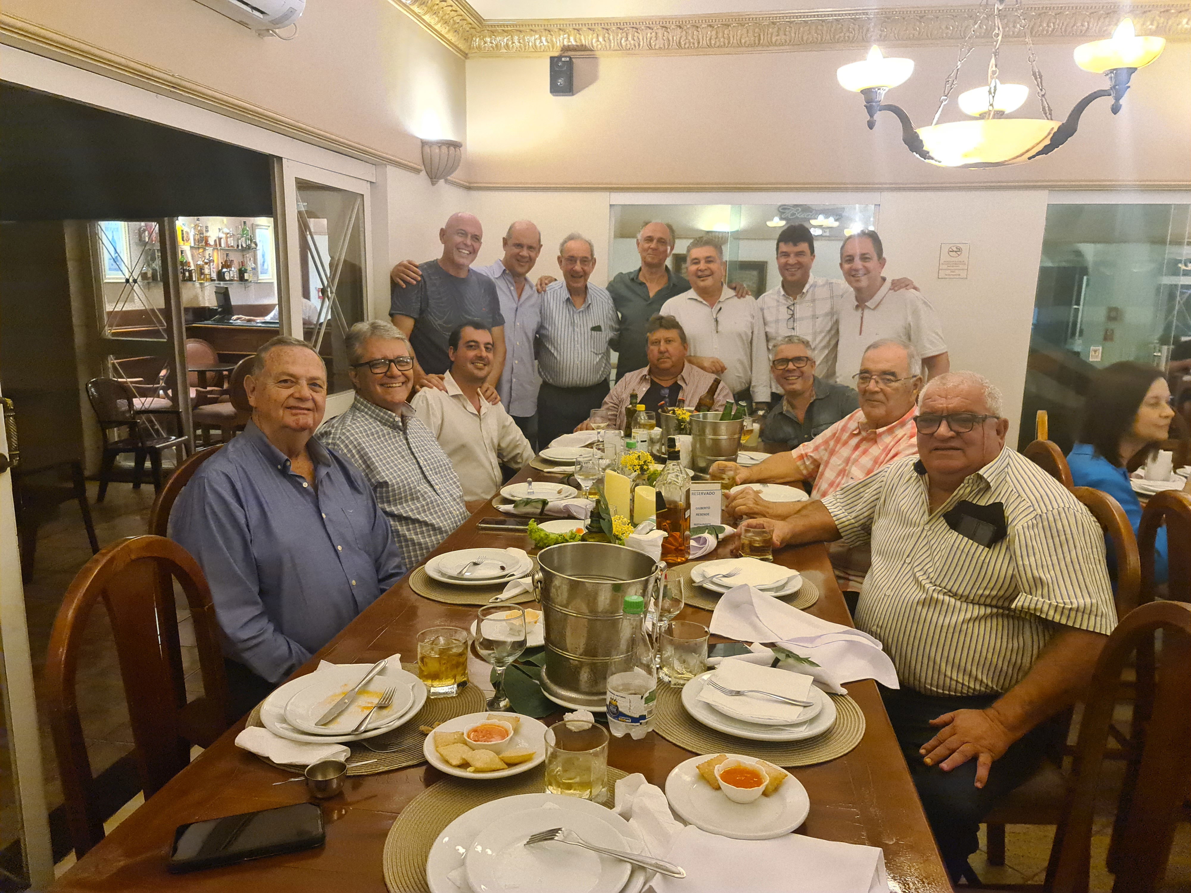 No restaurante Tamareiras, na segunda-feira. Em pé: Ivan Moratelli, Arthur Barillari, o homenageado Gilberto Rezende, Flamarion Batista Leite, José Arlênio Veneziano, Anderson Cadima e Ricardo Resende. Sentados: José Peixoto, Manoel Rodrigues Neto, Paulo Fabiano, Sérgio Guarato, José Maria, Paulo Batista de Carvalho e Marcos Rodrigues 