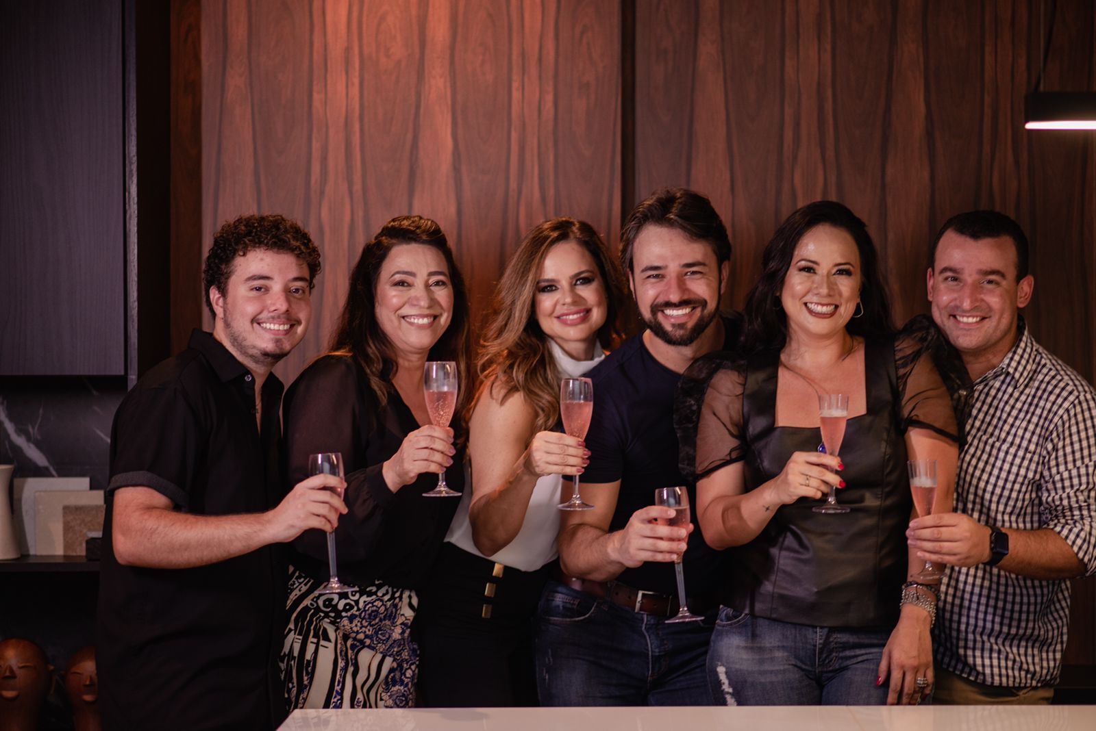 Guilherme Mendonça, Ale Roso, Renata Pinheiro, Henrique Bragato, Vanessa Kimye e Alexandre Cury brindam ao sucesso do Loft IEATM 2021. Foto: Neto Oliveira