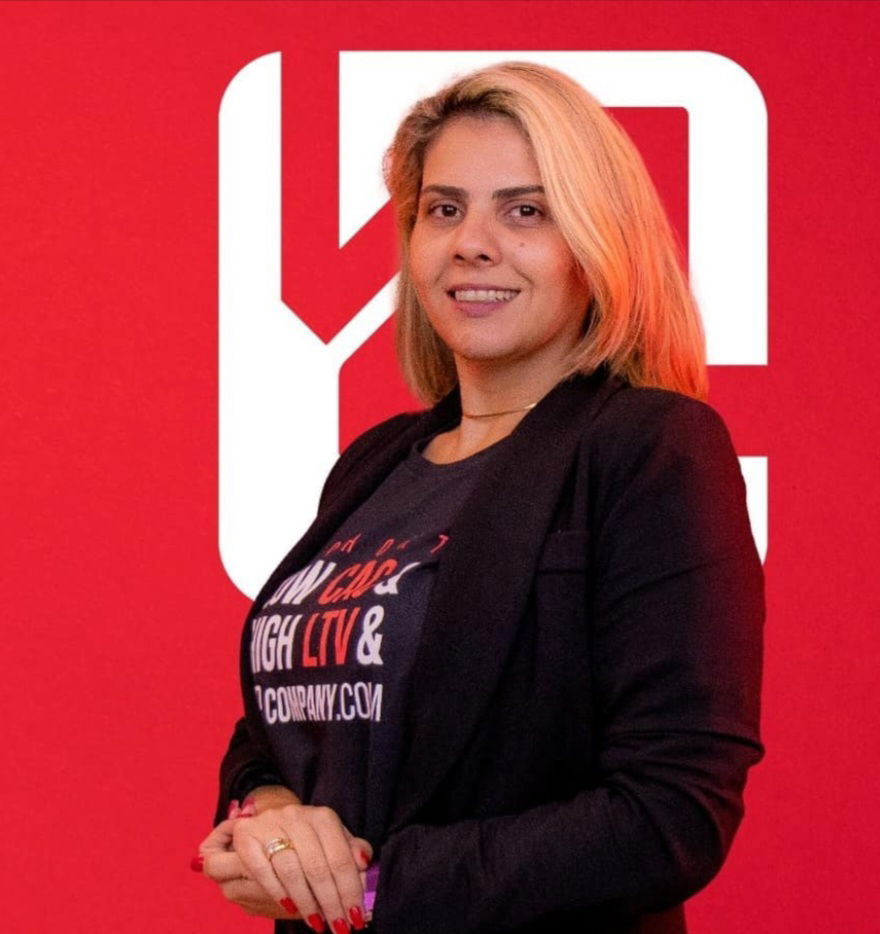 Mariana Provazi, aniversariante de domingo (20), comemora a vida e o sucesso profissional na área de comunicação e marketing digital. Parabéns!