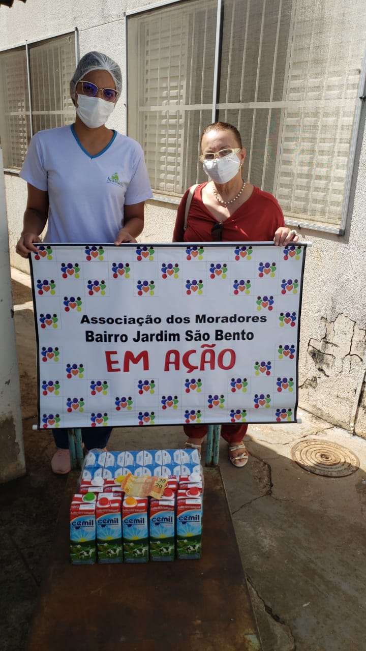 Agradecemos à presidente Lislei Jorge Patrizzi Martins e diretoria da Associação dos Moradores do Jardim São Bento, pelo importante apoio na arrecadação de leite da campanha do evento de lançamento solidário da Revista Mulheres. Na foto, Sueli Vasques, representando a associação, na entrega das doações ao Hospital da Criança.