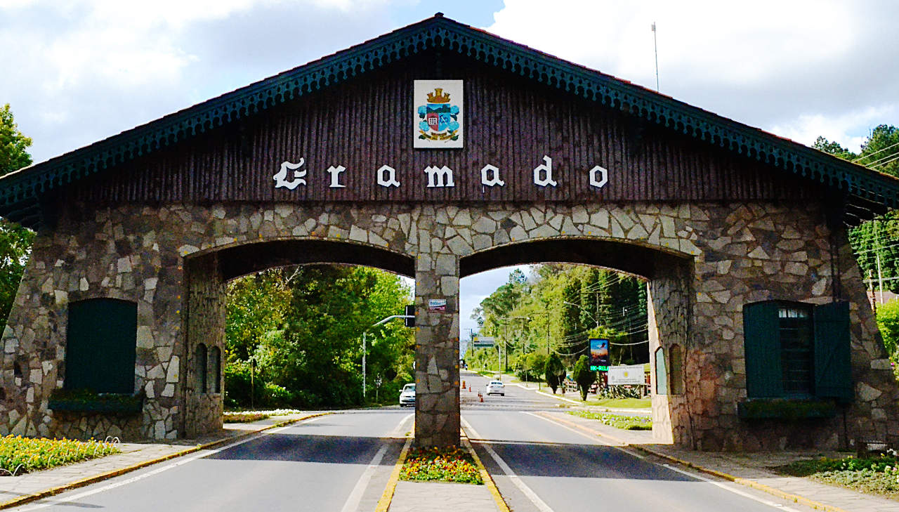 GRAMADO - RIO GRANDE DO SUL Com ares cenográficos, Gramado é uma cidade montanhosa, localizado na Serra Gaúcha no sul do Brasil (RS) a 100km de Porto Alegre. Influenciada pelos colonos alemães do século XIX, possui um toque bávaro com chalés alpinos, chocolaterias e lojas de artesanato. Conhecida pelas suas exibições de luzes de Natal (Natal Luz)e pelas lindas hortênsias de cores variadas. O lago negro é outra atração turística.