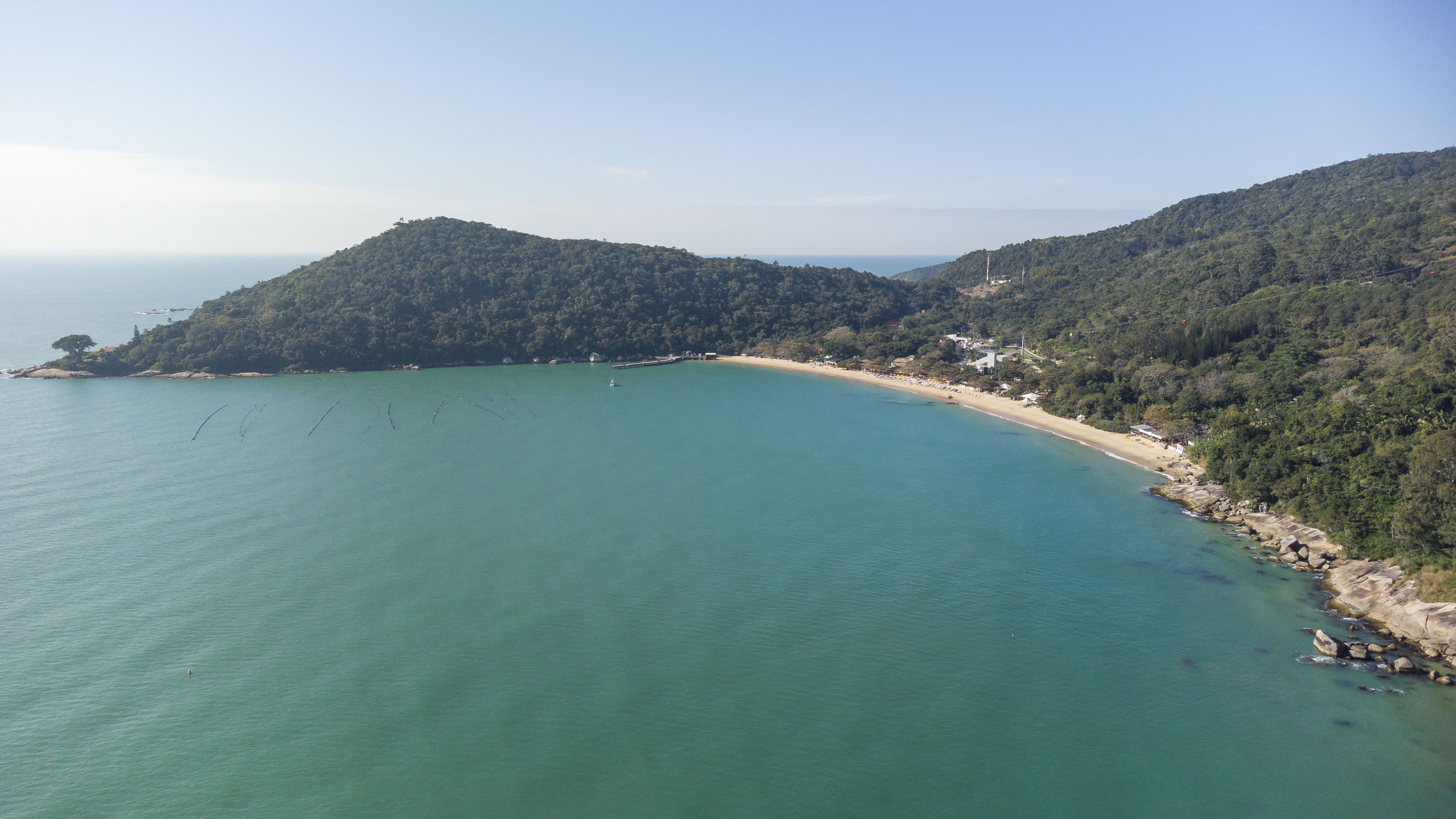 Vista aérea da Praia de Laranjeiras no balneário Camboriú - SC