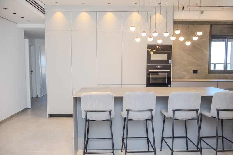 מטבח מודרני ״הייטקיסטי״ בהתאמה אישית 