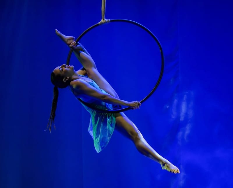 Lira, trape y cintas.